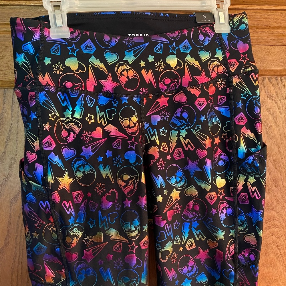 NWT torrid active rainbow skull high rise crop legging, hearts, stars, 1X - Picture 6 of 16